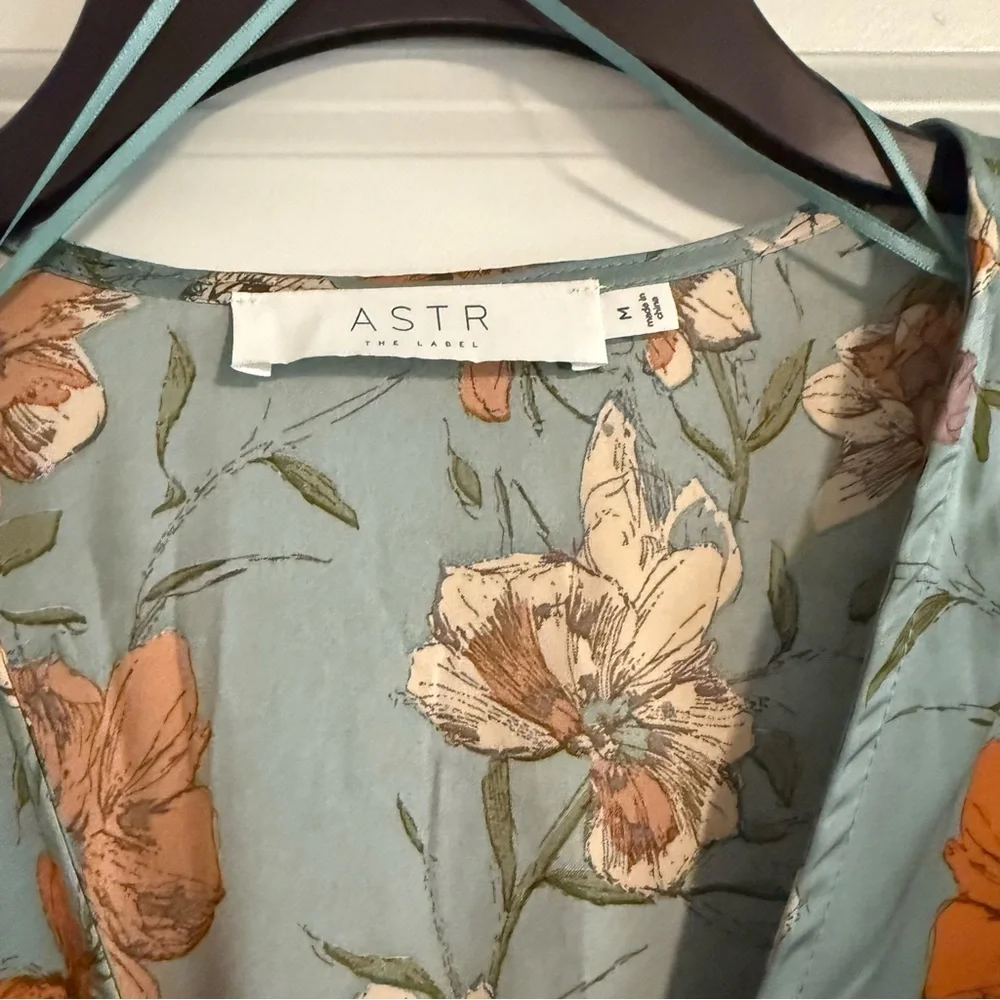 ASTR THE LABEL WRAP DRESS SIZE MEDIUM - Picture 3 of 3